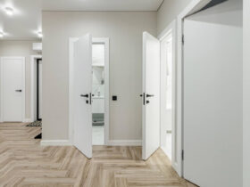 A beltéri ajtók szinte észrevétlenül, mégis meghatározzák a terek kapcsolatát, a zajokat, a fényt és a kényelmet.