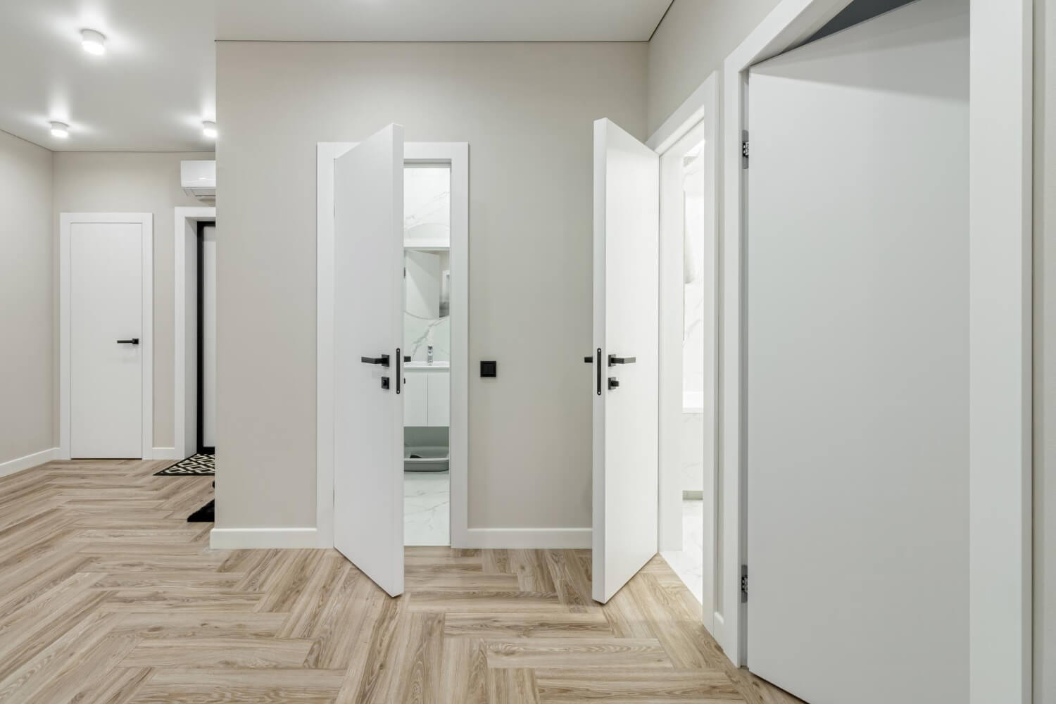 A beltéri ajtók szinte észrevétlenül, mégis meghatározzák a terek kapcsolatát, a zajokat, a fényt és a kényelmet.