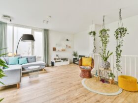 Egy modern tér kialakítása során a cél a tiszta építészeti vonalak és a mindennapi életvitel közötti egyensúly megtalálása.