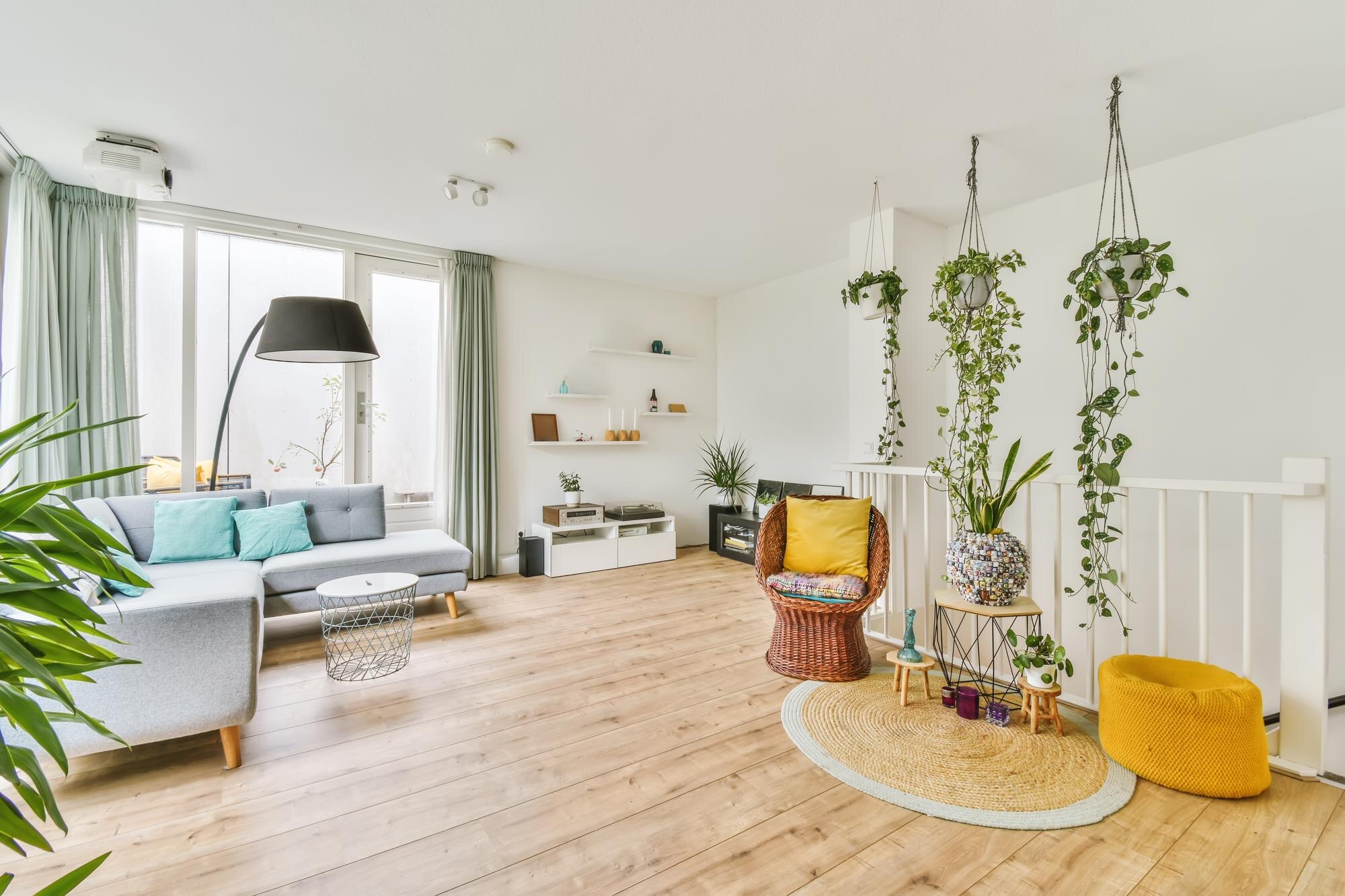 Egy modern tér kialakítása során a cél a tiszta építészeti vonalak és a mindennapi életvitel közötti egyensúly megtalálása.